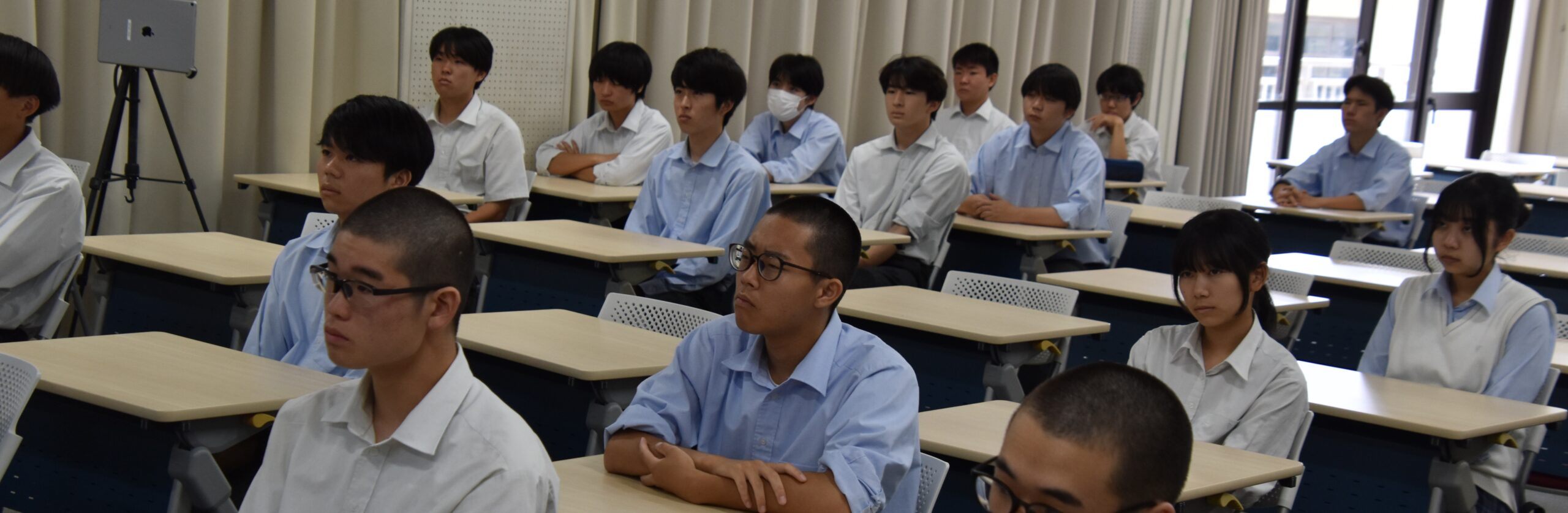 卒業生講演会を実施しました